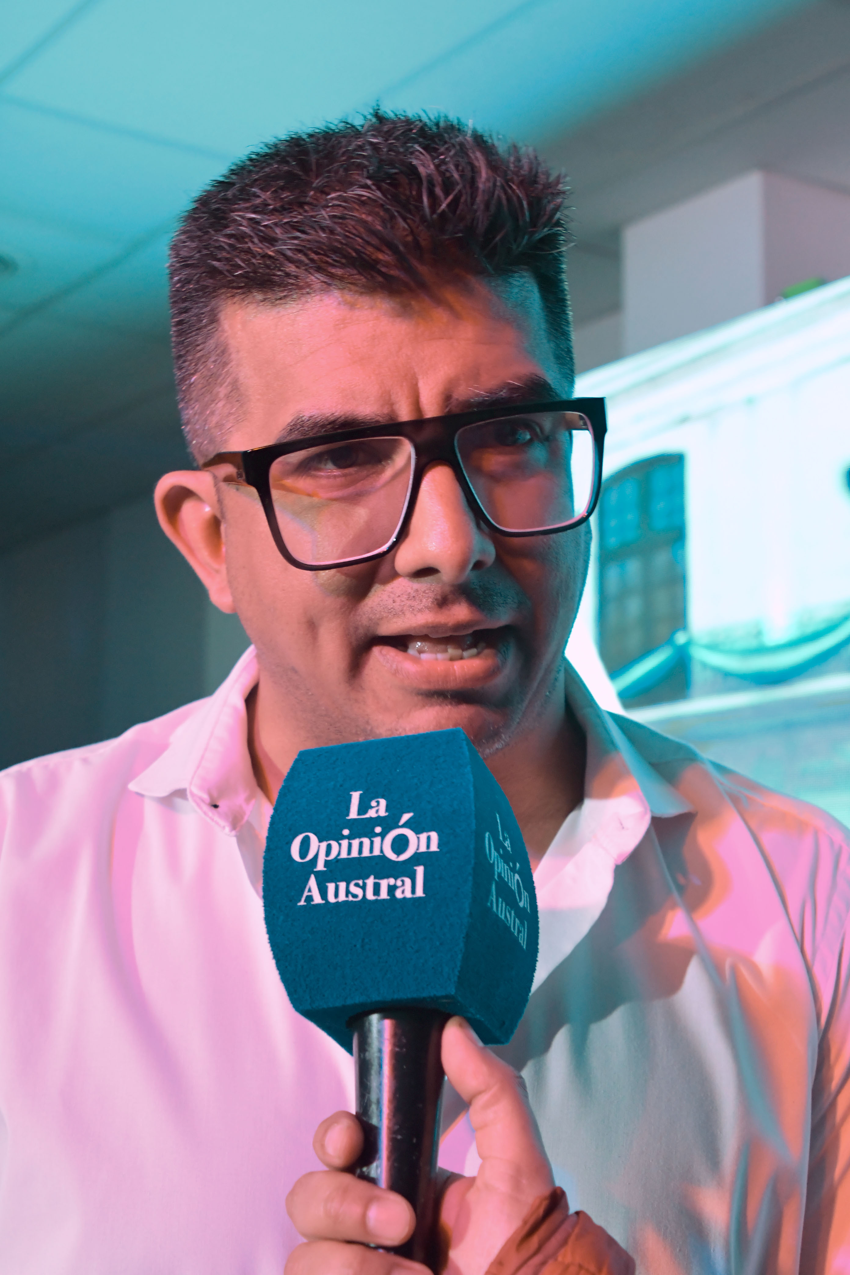  El candidato de La Libertad Avanza habló con La Opinión Austral al cierre del acto. (Foto: José Silva/La Opinión Austral).