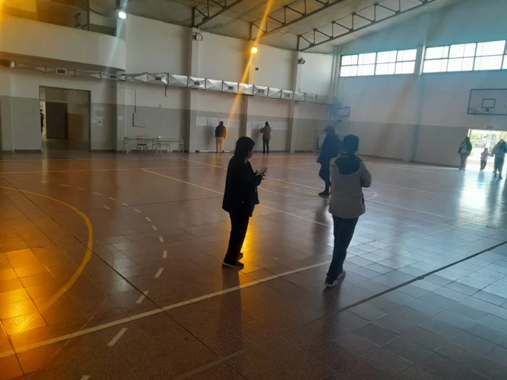  El gimnasio de la Escuela N° 20 prácticamente vacío. Foto: Tamara Moreno/La Opinión Austral