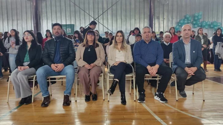  La directora Provincial de Educación Secundaria, Norma Gatica, la directora General Regional de Educación Zona Sudoeste, Claudia Pavez y el rector del Instituto Superior de Enseñanza Técnica (InSET), Manuel Gramajo en la Expo Carreras 2025 en Pico Truncado.