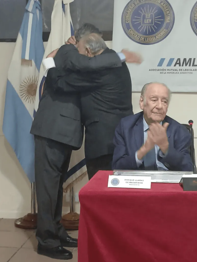 El abrazo de Di Sandro y Escribano. Amigos desde hace casi 70 años. Se respiró periodismo. Los acompañó Enrique Llamas de Madariaga.