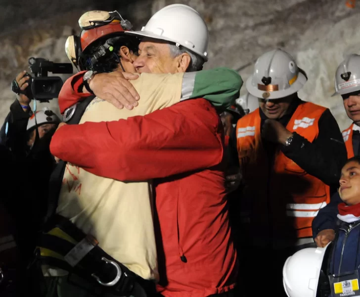  El minero Florencio Avalos recibe el abrazo del presidente Sebastián Piñera luego de ser rescatado (AFP PHOTO/PRESIDENCIA DE CHILE/JOSE MANUEL DE LA MAZA )