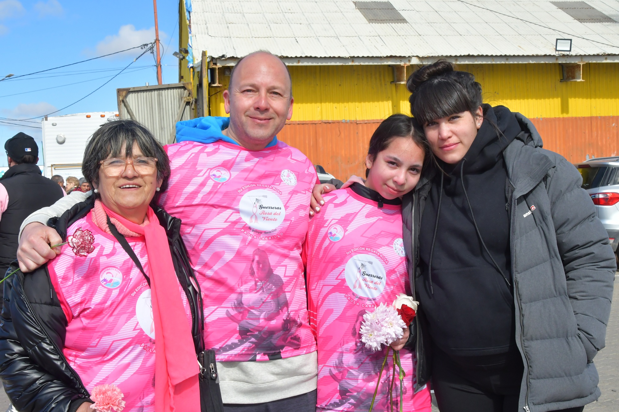  Eva, mamá, Daniel, Hermano y Tiziana y Belén, hijas de Paula Carrillo, en la 5ta edición de la Regata Rosa. Foto: José Silva/La Opinión Austral