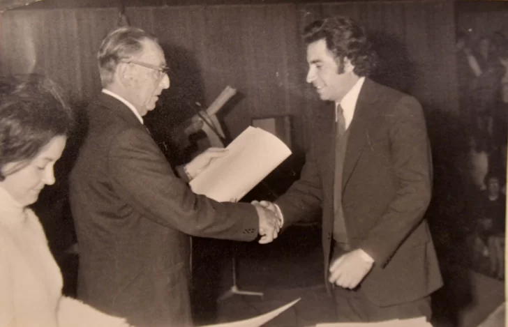  Héctor Tejada, a los 25 años, recibiendo su título de manos del decano de la Facultad de Medicina, profesor Hérnandez.