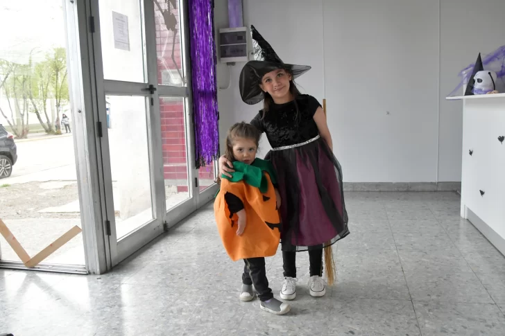  Dos niñas disfrazadas de calabaza y de bruja buscaron golosinas en La Opinión Austral. Foto: José Silva/La Opinión Austral
