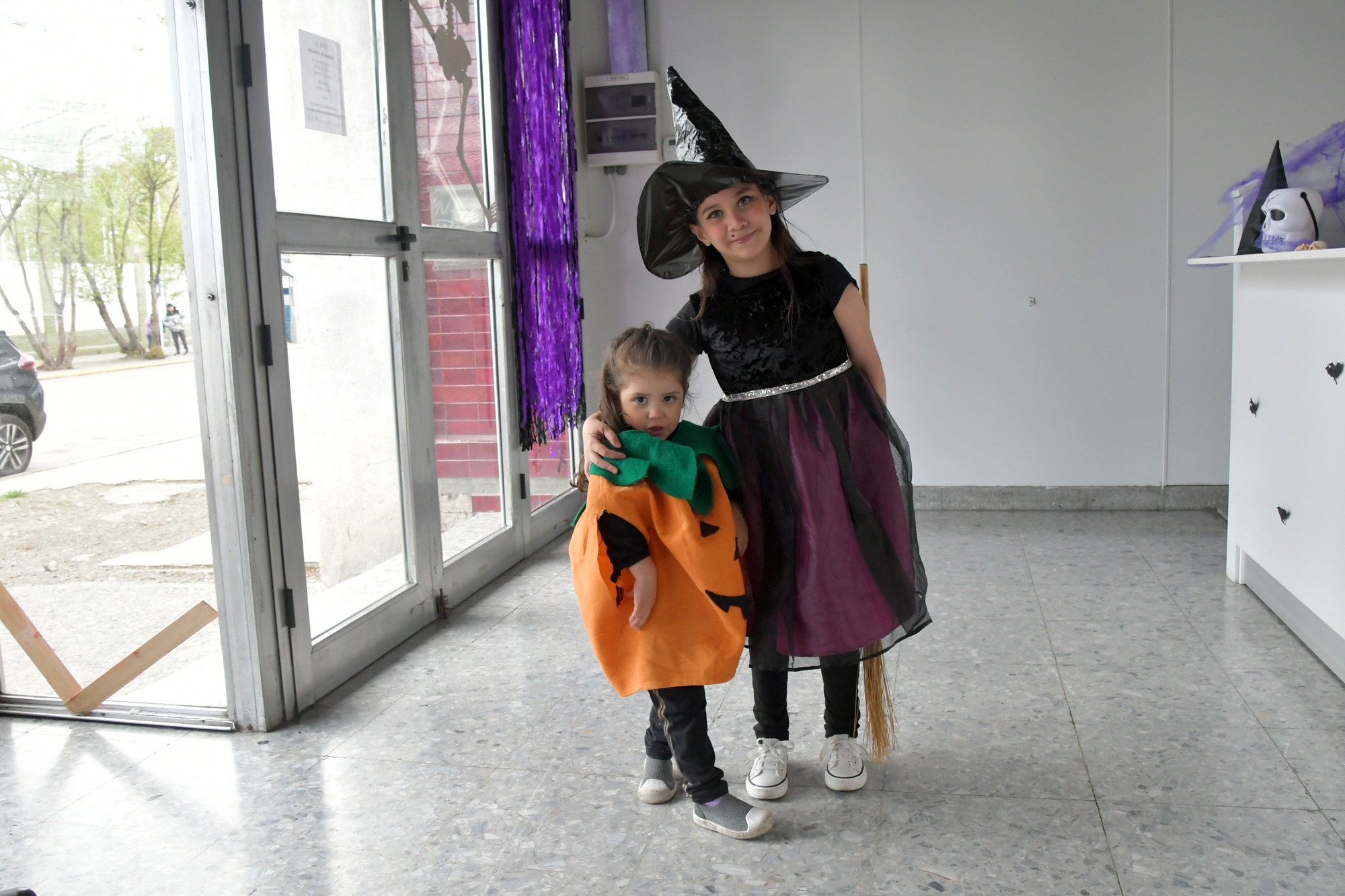  Dos niñas disfrazadas de calabaza y de bruja buscaron golosinas en La Opinión Austral. Foto: José Silva/La Opinión Austral
