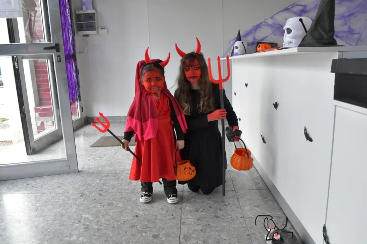  Dos diablitas visitaron La Opinión Austral en busca de golosinas. Foto: José Silva/La Opinión Austral