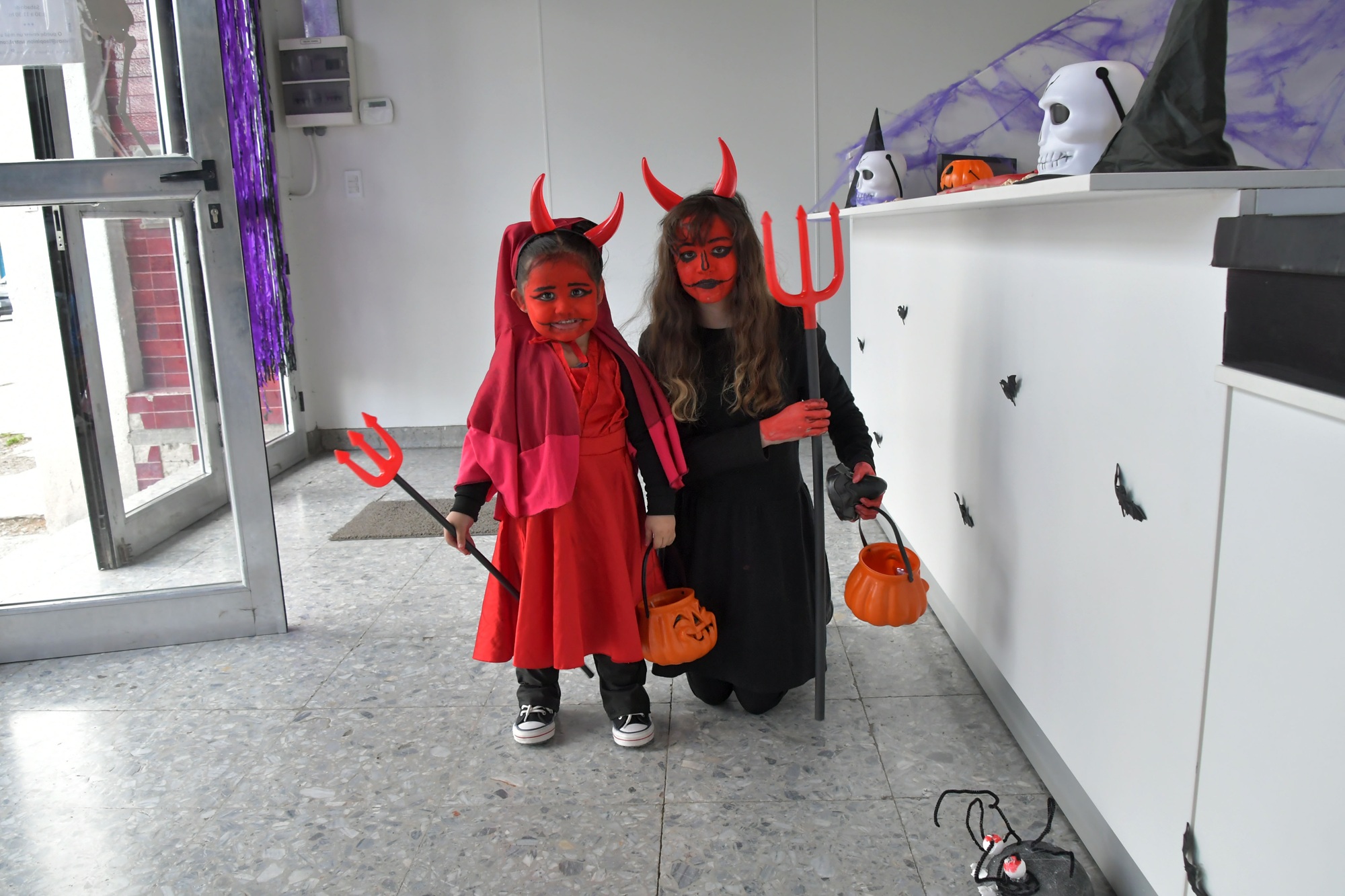  Dos diablitas visitaron La Opinión Austral en busca de golosinas. Foto: José Silva/La Opinión Austral