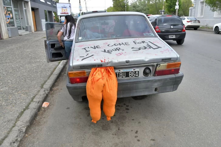  Algunos vecinos también prepararon sus vehículos con decoración alusiva. Foto: José Silva/La Opinión Austral