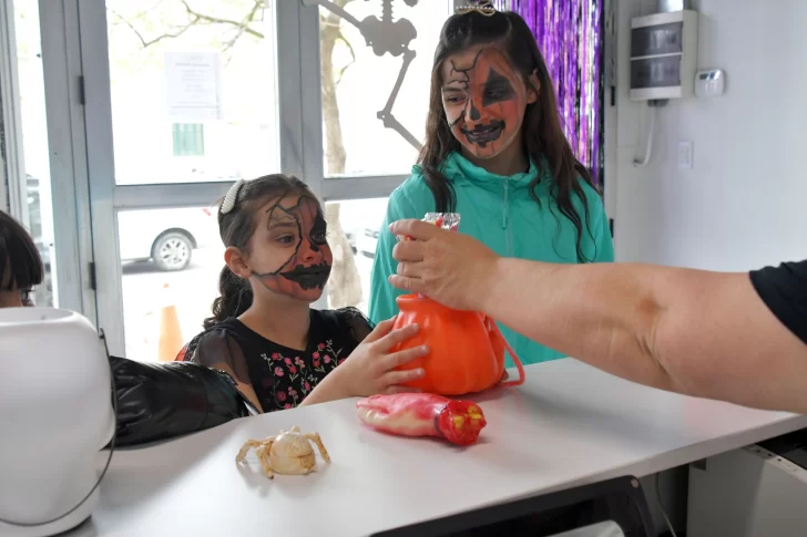  Niñas y niños recibieron dulces en el edificio de La Opinión Austral. Foto: José Silva/La Opinión Austral