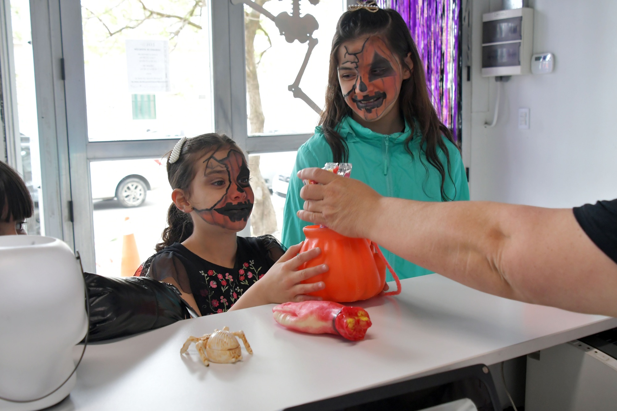  Niñas y niños recibieron dulces en el edificio de La Opinión Austral. Foto: José Silva/La Opinión Austral