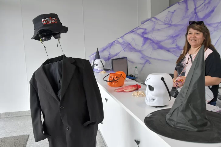  El hombre invisible generó intriga durante su visita. Foto: José Silva/La Opinión Austral