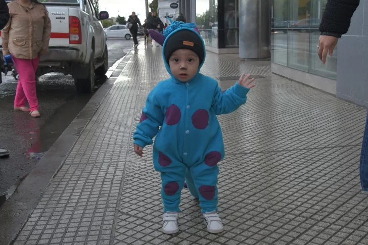  Un pequeño Sullivan de Monster Inc posó para La Opinión Austral. Foto: José Silva/La Opinión Austral