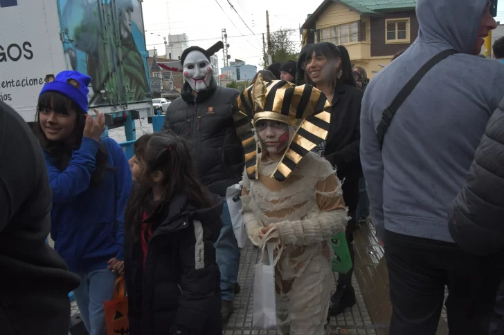  Tutankamón también dijo presente en el Halloween 2025. Foto: José Silva/La Opinión Austral