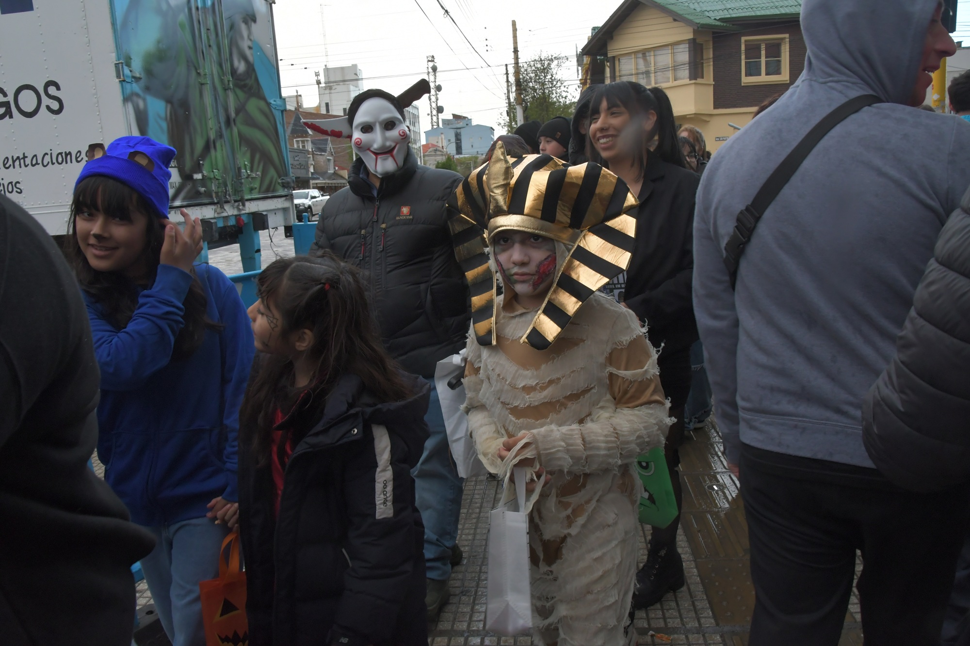  Tutankamón también dijo presente en el Halloween 2025. Foto: José Silva/La Opinión Austral
