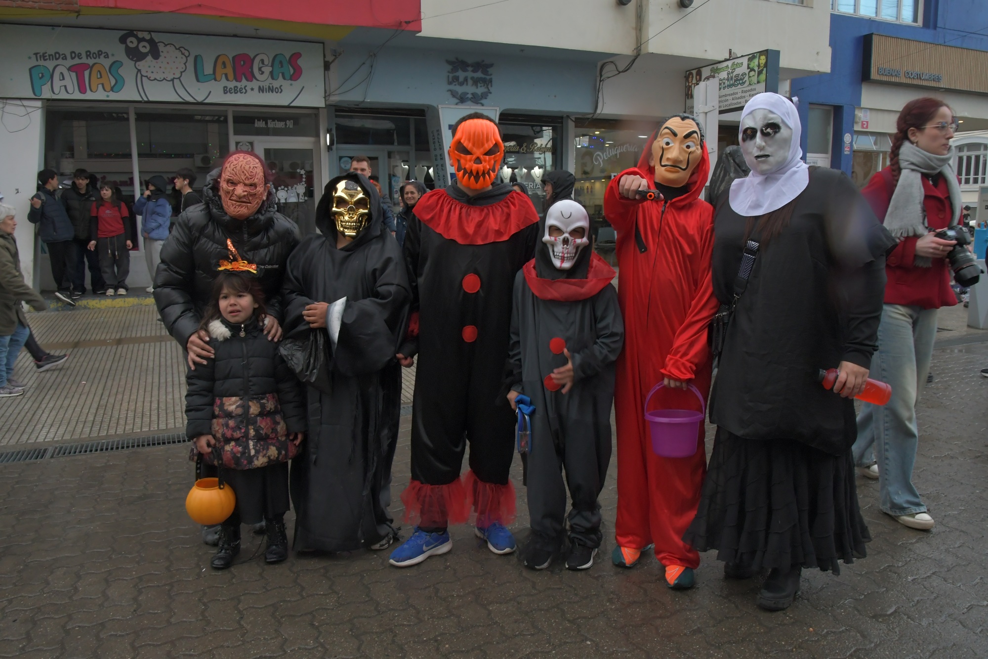  Grupos de amigos celebraron la Noche de Brujas. Foto: José Silva/La Opinión Austral