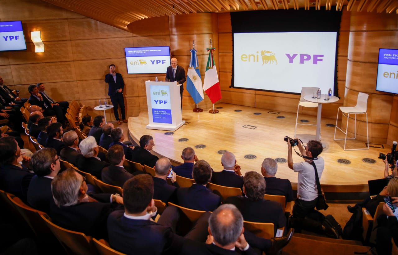 Vaca Muerta: YPF y Eni avanzan en &#8220;el mayor proyecto de inversión en la historia de Argentina&#8221;