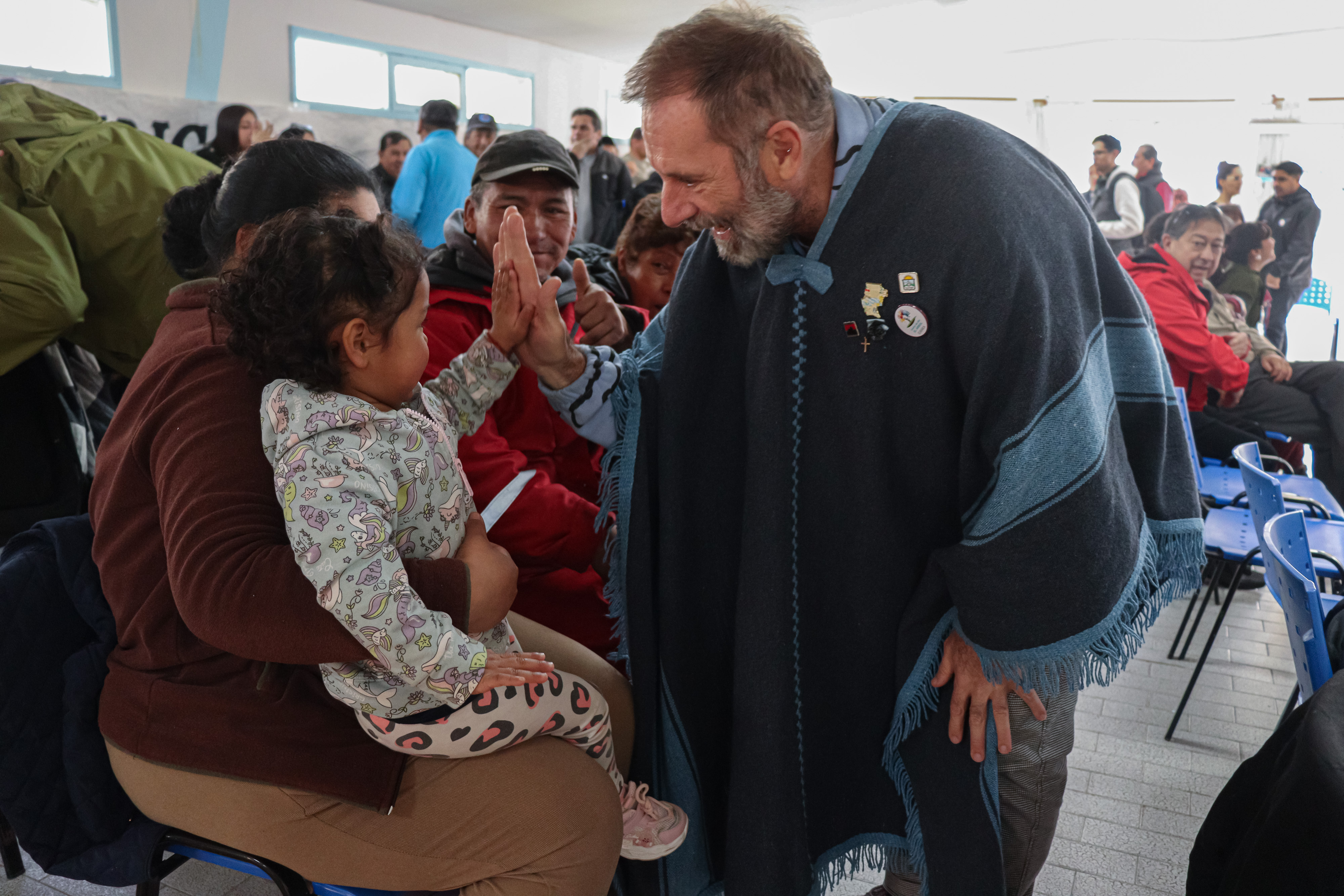  El cura Juan Carlos Molina, en una de sus charlas con los vecinos y vecinas.