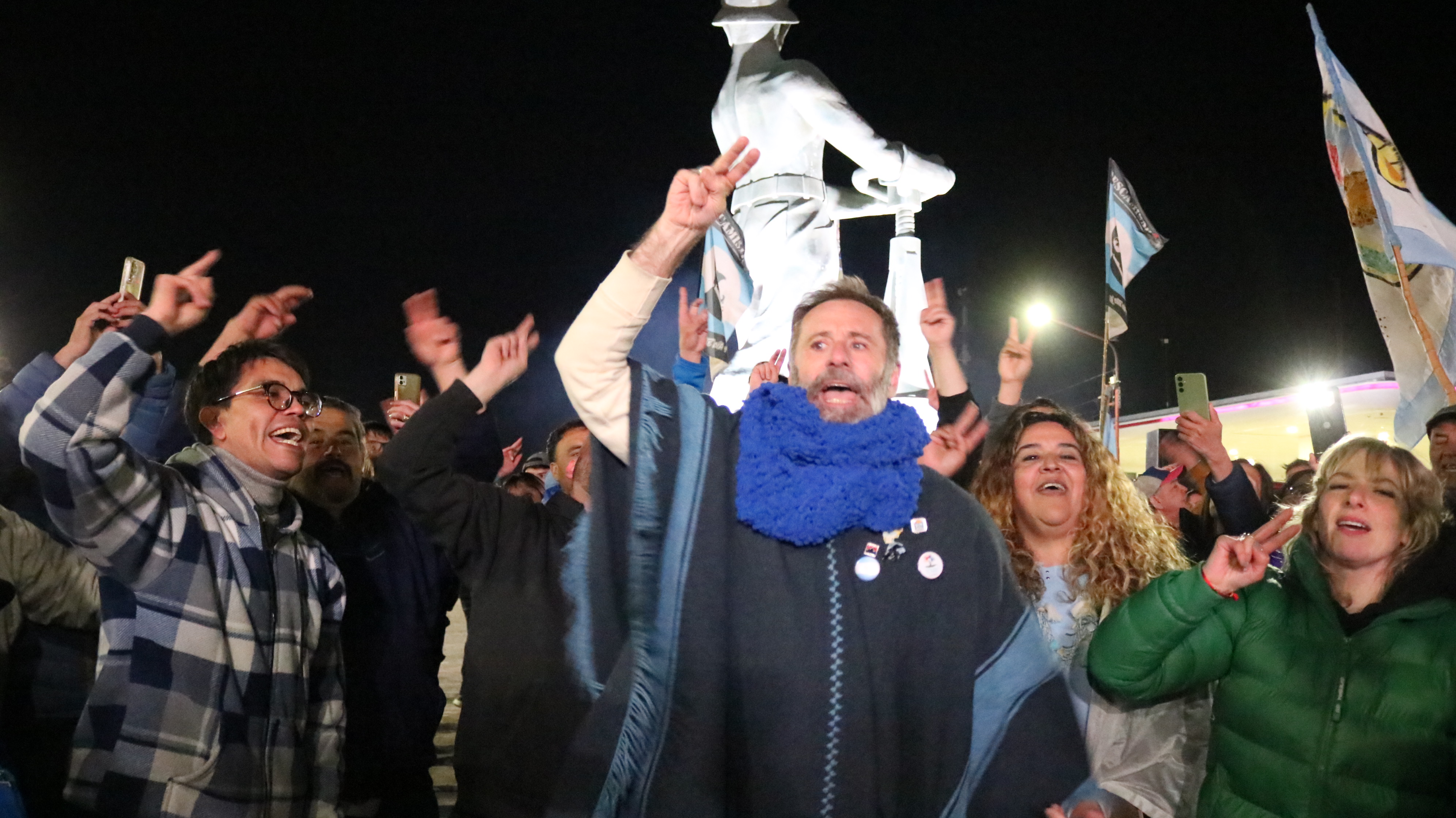  Los festejos al pie del monumento al obrero petrolero. (Foto: Tamara Moreno/La Opinión Austral).