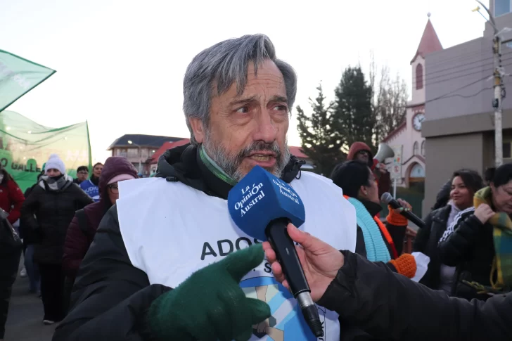  Miguel del Plá, dirigente de ADOSAC, indicó que esta medida contra los trabajadores de la salud ameritaba un paro de todos los empleados públicos. (Foto: Juan Palacios/La Opinión Austral).