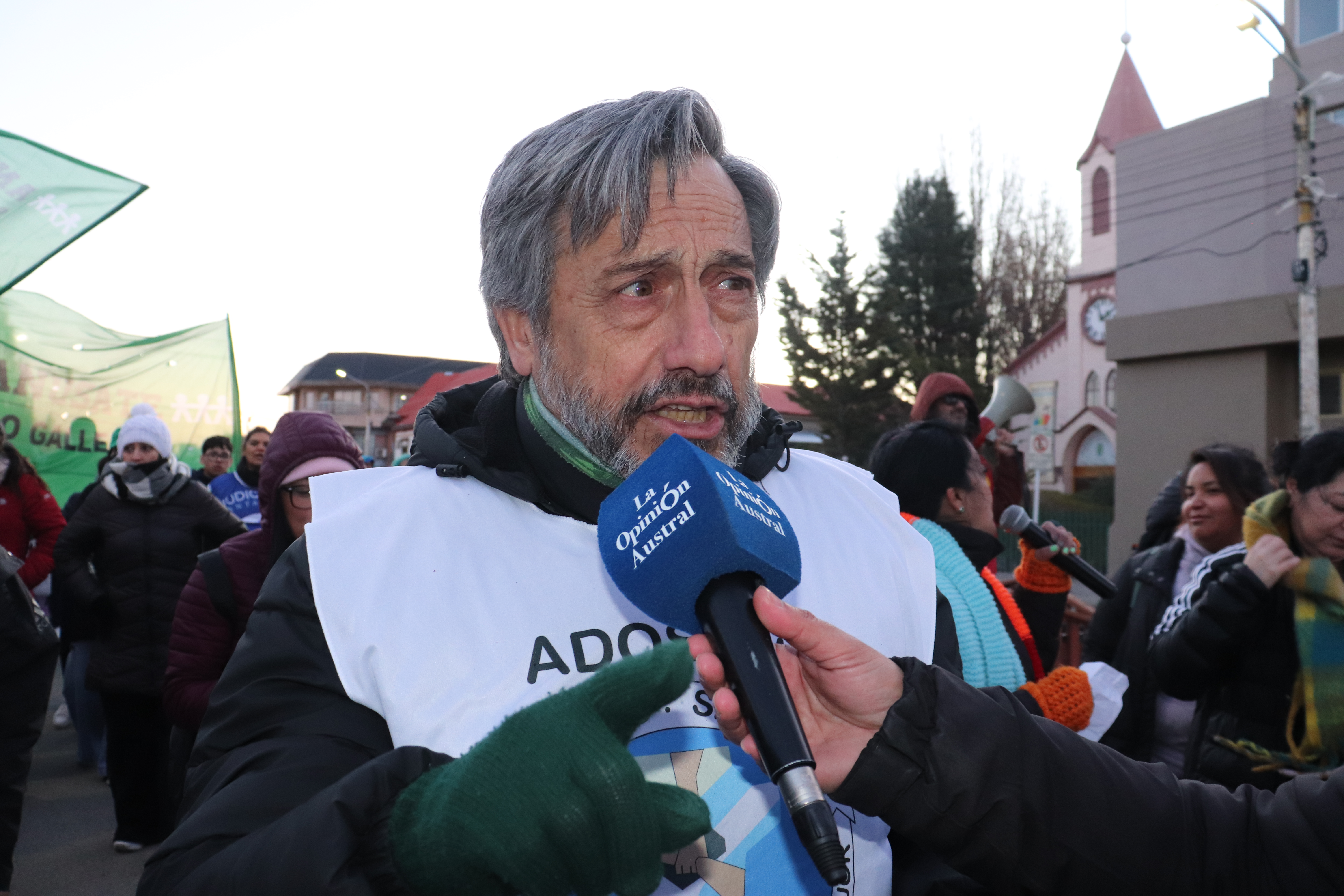  Miguel del Plá, dirigente de ADOSAC, indicó que esta medida contra los trabajadores de la salud ameritaba un paro de todos los empleados públicos. (Foto: Juan Palacios/La Opinión Austral).