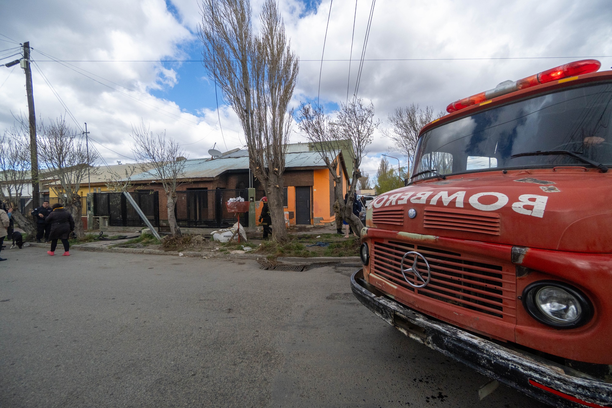  Personal de Bomberos pudo controlar el incendio sobre vivienda. FOTO: LEANDRO FRANCO/ LA OPINIÓN AUSTRAL