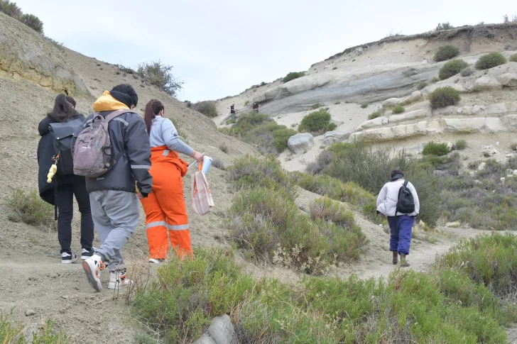  En la mañana de este sábado, los estudiantes de Artes Visuales comenzaron a llegar al cañadón. Foto: José Silva/La Opinión Austral