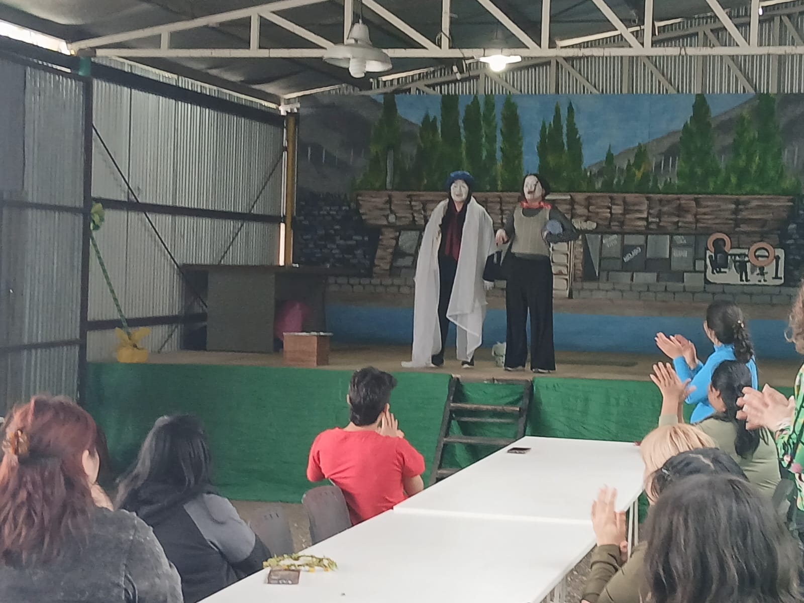  Estudiantes de teatro realizaron una presentación de mimos.