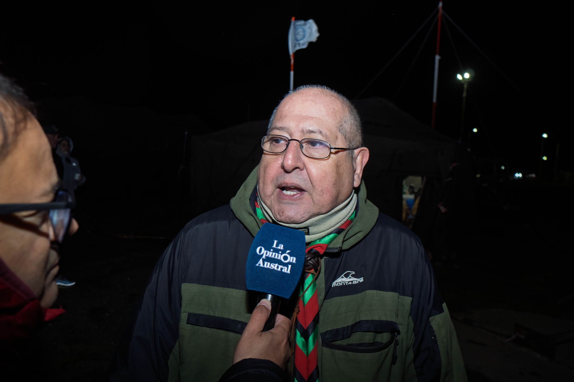 Julio Hinding, entrevistado por La Opinión Austral, en la vigilia del 2 de abril. Foto: Juan Palacios/La Opinión Austral