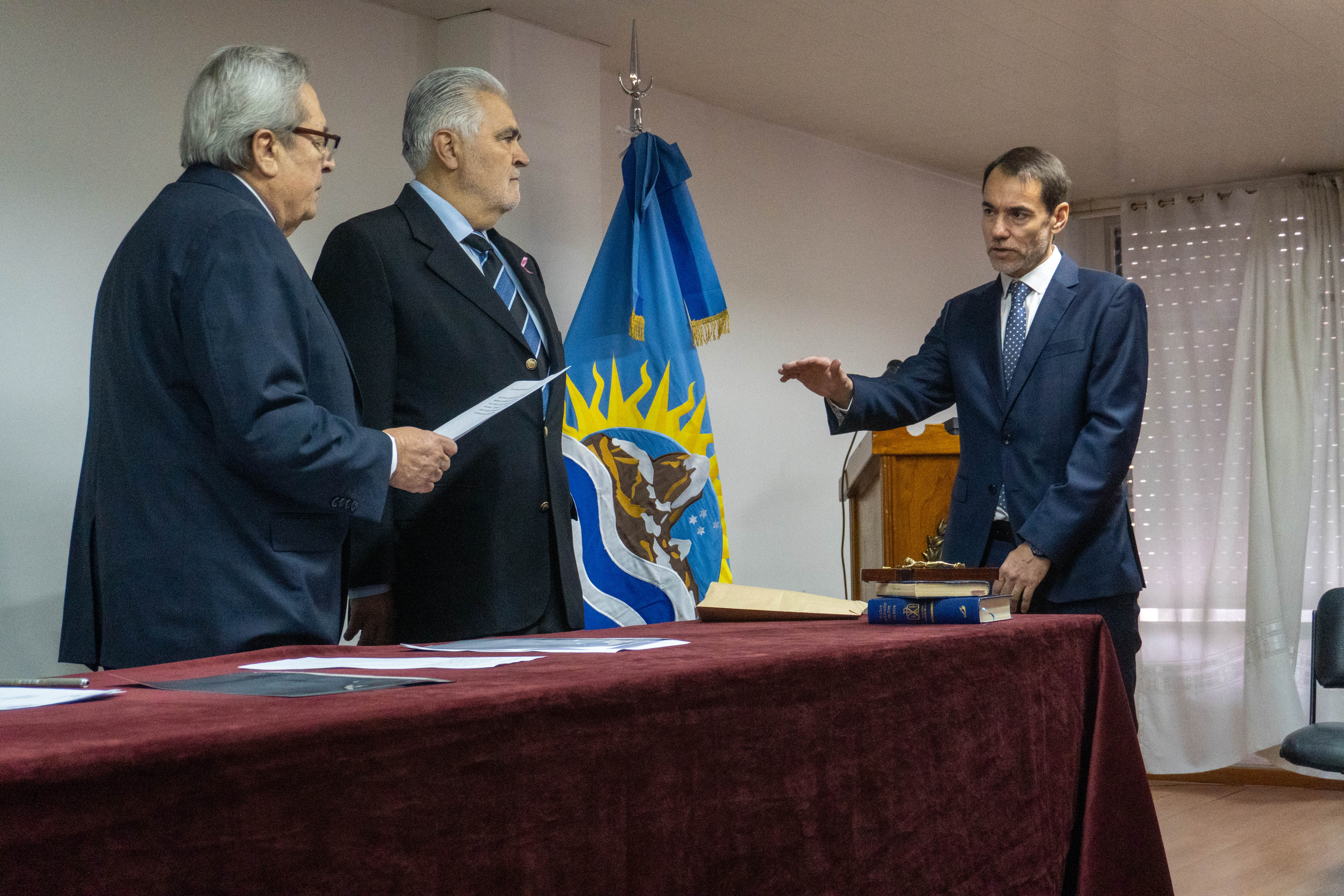 Momento de la jura de Juan Lucio De La Vega. (FOTO: LEANDRO FRANCO/ LA OPINIÓN AUSTRAL).