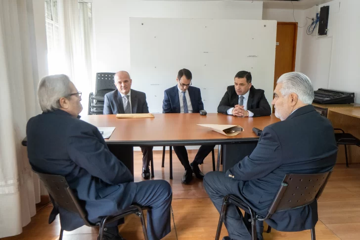 Reunión del Daniel Mariani junto a los flamantes vocales Gabriel Nolasco Concretas Agüero y Juan Lucio ramón De La Vega. También en la imagen se encuentran los vocales Sergio Acevedo y José Antonio Gonzalez Nora. FOTO: LEANDRO FRANCO/ LA OPINIÓN AUSTRAL