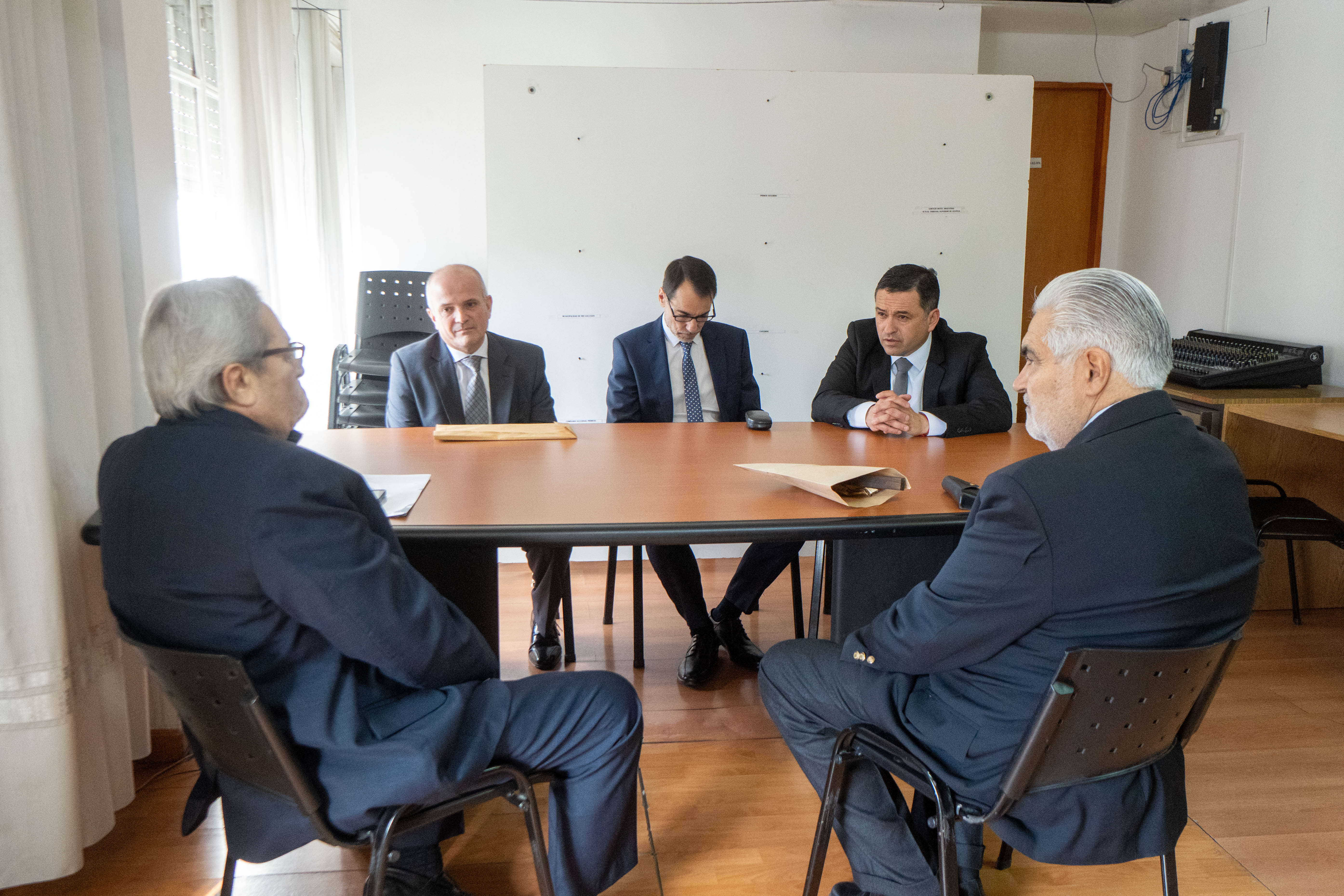  Reunión del Daniel Mariani junto a los flamantes vocales Gabriel Nolasco Concretas Agüero y Juan Lucio ramón De La Vega. También en la imagen se encuentran los vocales Sergio Acevedo y José Antonio Gonzalez Nora. FOTO: LEANDRO FRANCO/ LA OPINIÓN AUSTRAL