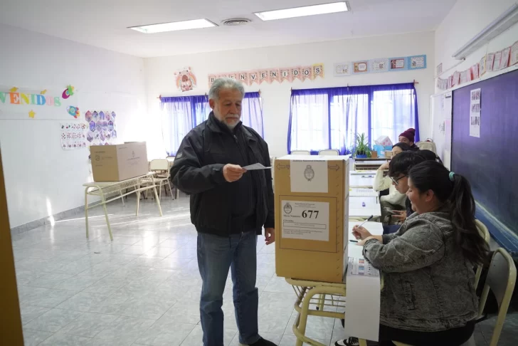  Jesús Mariano fue el primer candidato en votar. FOTOS: LEANDRO FRANCO / LA OPINIÓN AUSTRAL