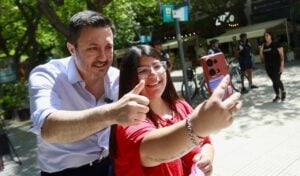  Selfie. Luis Petri pasó todo el fin de semana largo en Mendoza. No esquivó el contacto con la gente.