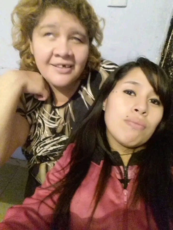  María de los Ángeles con Brisa, su hija mayor.