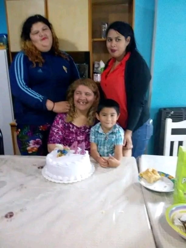  María junto a sus hijas Rocío y Brisa y su nieto Ian.