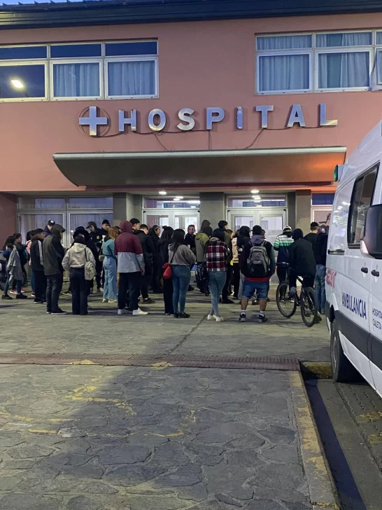  La familia del joven en el Hospital Zonal.