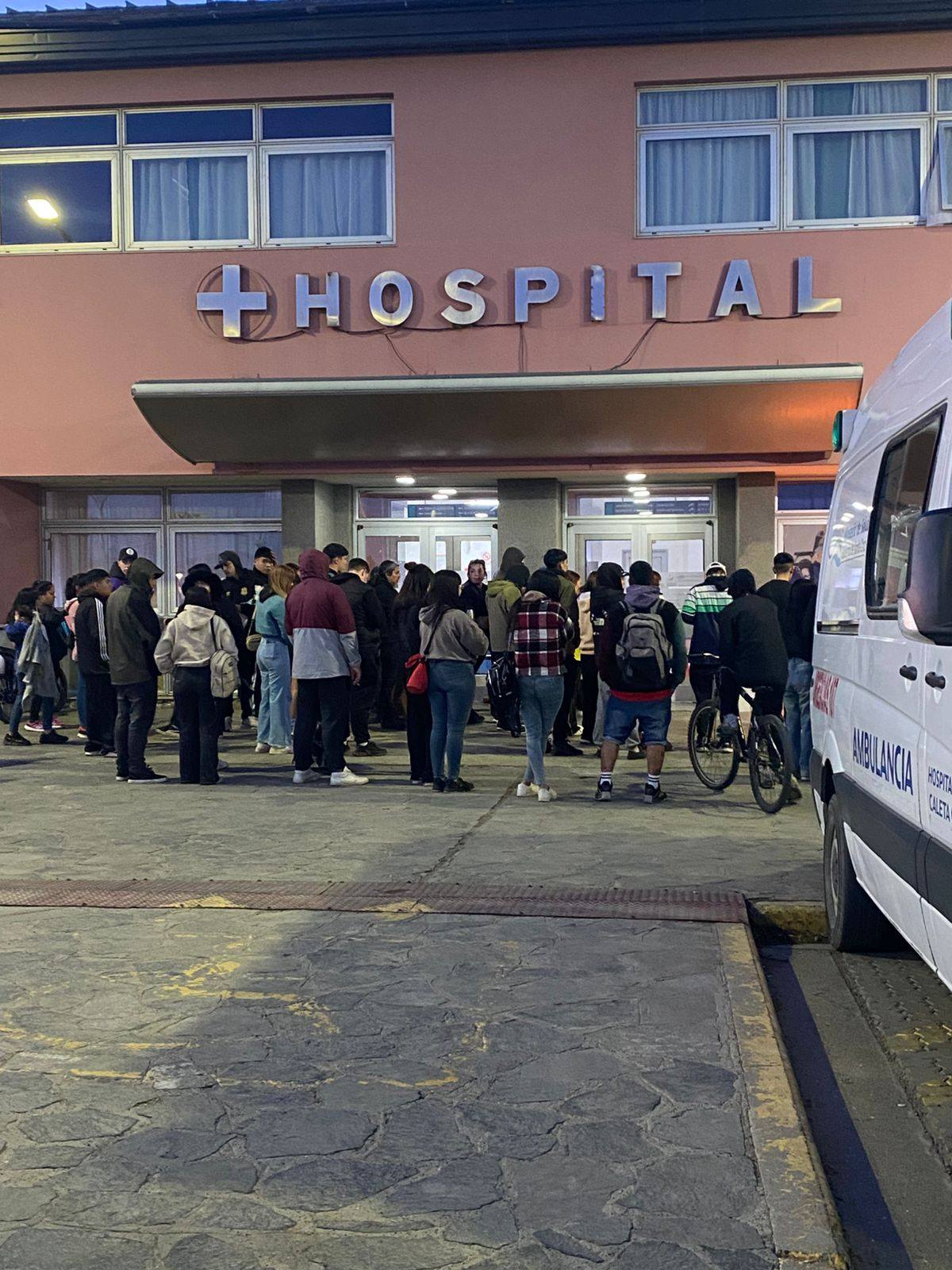  La familia del joven en el Hospital Zonal.