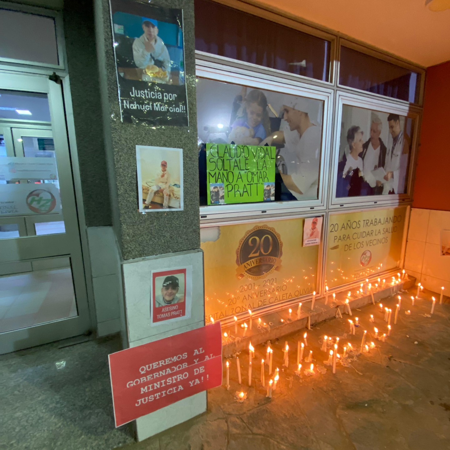  El martes, familiares y amigos de Nahuel prendieron velas afuera del hospital para pedir por su recuperación.