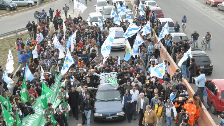  El recorrido desde el aeropuerto al cementerio de Río Gallegos se extendió por tres horas.