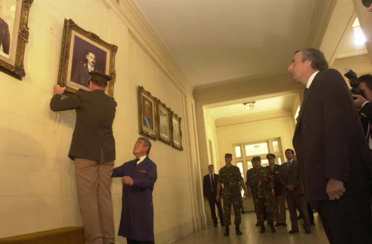  El 24 de marzo de 2004 retiran el cuadro de los dictadores Jorge Videla y Bignone del Colegio Militar. Foto: Clarín