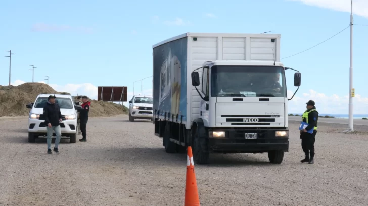 Operativo en el acceso zona norte de la provincia de Santa Cruz. Foto: Tamara Moreno/La Opinión Austral Operativo en el acceso zona norte de la provincia de Santa Cruz. Foto: Tamara Moreno/La Opinión Austral