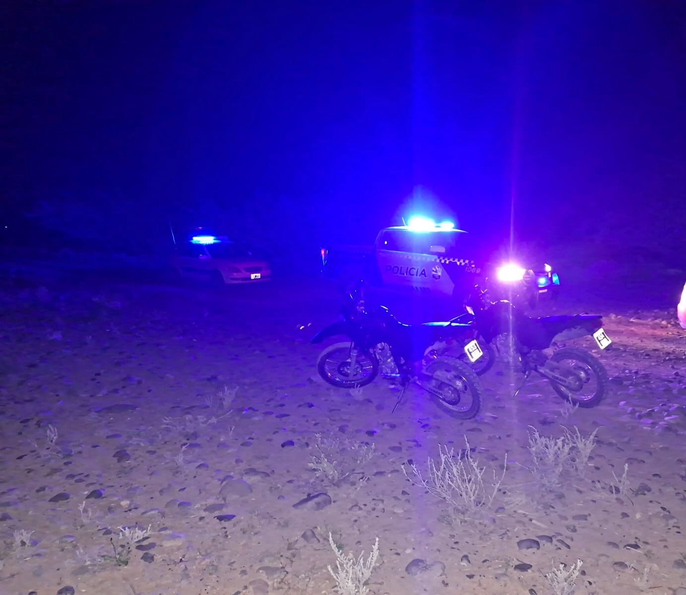  Patrulleros en el lugar del hecho. FOTO: POLICÍA DE SANTA CRUZ.