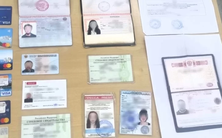  Pasaportes y otra documentación secuestrada a las/os imputadas/os de nacionalidad rusa acusadas/os de conformar la organización criminal con fines de explotación sexual y reducción a la servidumbre. FOTO: Ministerio de Seguridad Nacional.