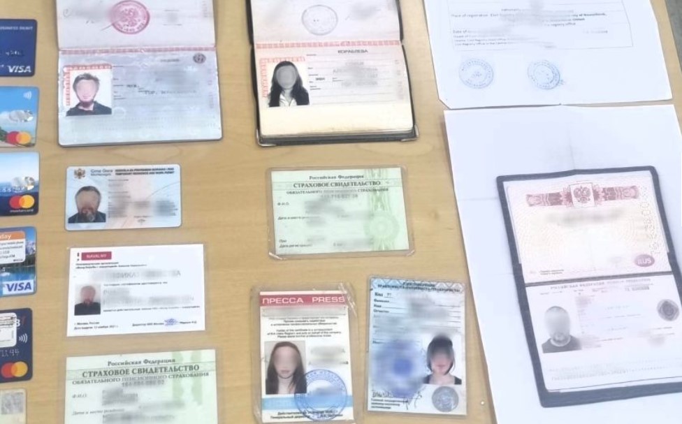  Pasaportes y otra documentación secuestrada a las/os imputadas/os de nacionalidad rusa acusadas/os de conformar la organización criminal con fines de explotación sexual y reducción a la servidumbre. FOTO: Ministerio de Seguridad Nacional.