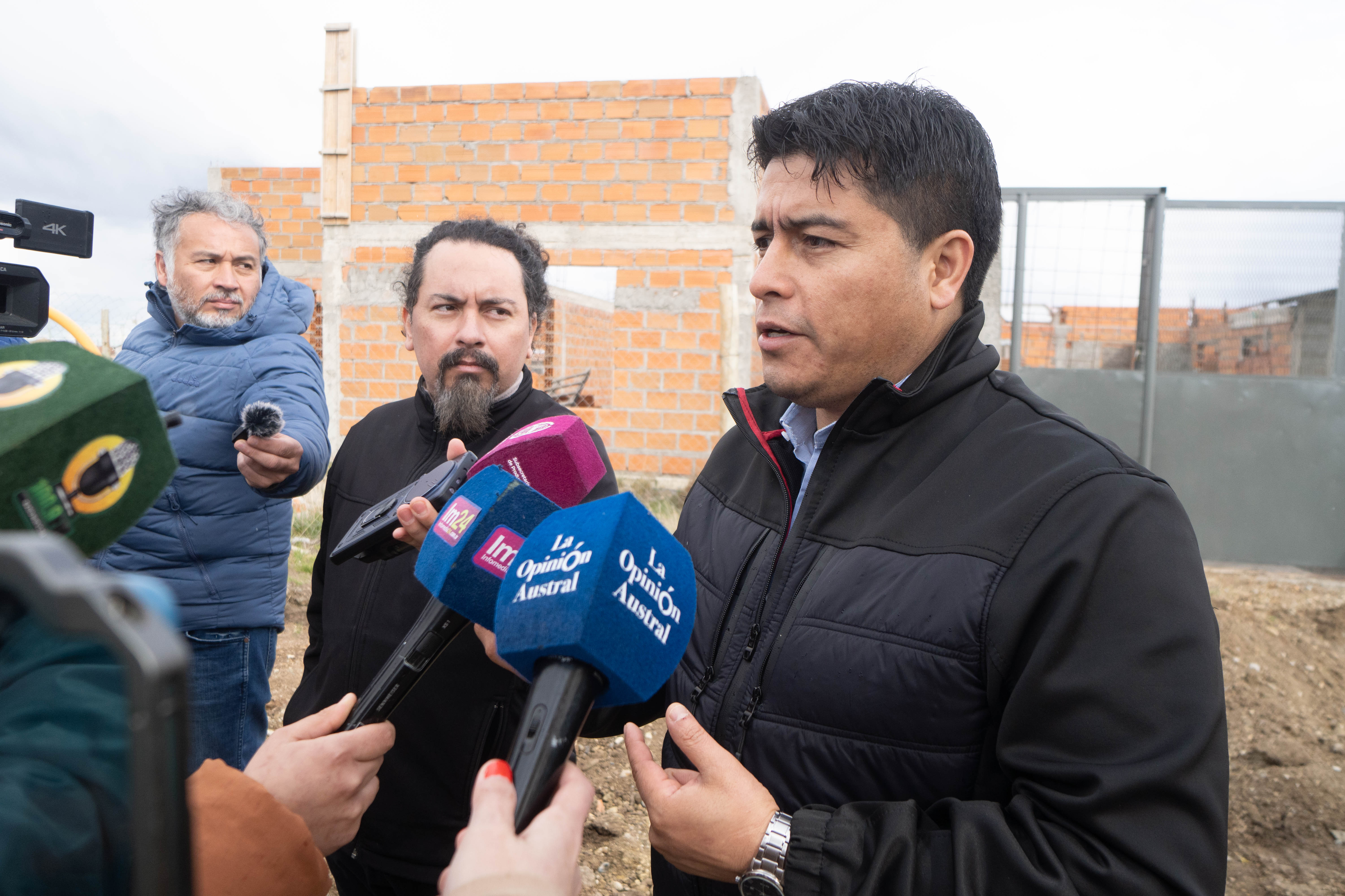  El gobernador Claudio Vidal, entrevistado por los medios, entre ellos, La Opinión Austral. (Foto: Leandro Franco/La Opinión Austral).
