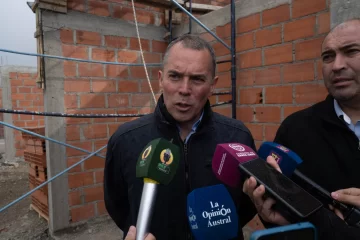 Daniel Álvarez elogió las obras de las 56 viviendas: “Ahora son de calidad” Daniel Álvarez elogió las obras de las 56 viviendas: “Ahora son de calidad”