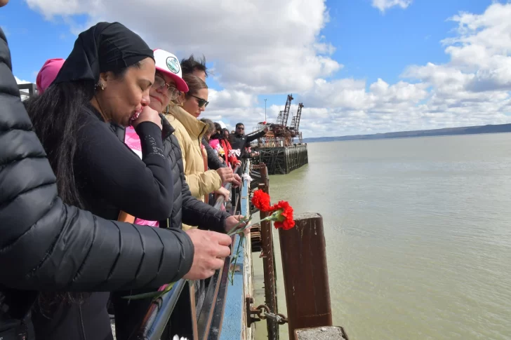  La emoción de Irma Montiel al lanzar la flor al agua. Foto: José Silva/La Opinión Austral