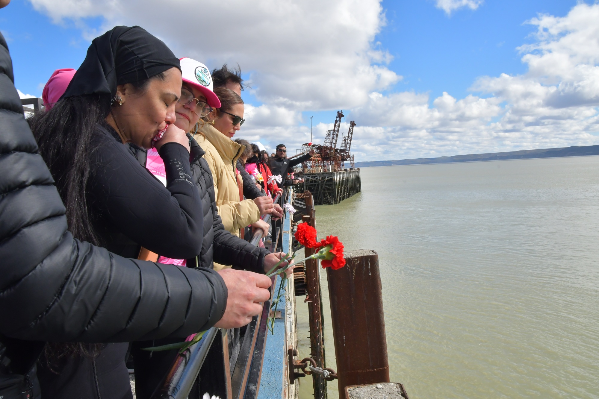  La emoción de Irma Montiel al lanzar la flor al agua. Foto: José Silva/La Opinión Austral