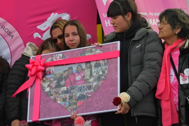  Tiziana y Belén, hijas de Paula Carrillo, recibieron el obsequio de la Jefatura de Policía. Foto: José Silva/La Opinión Austral