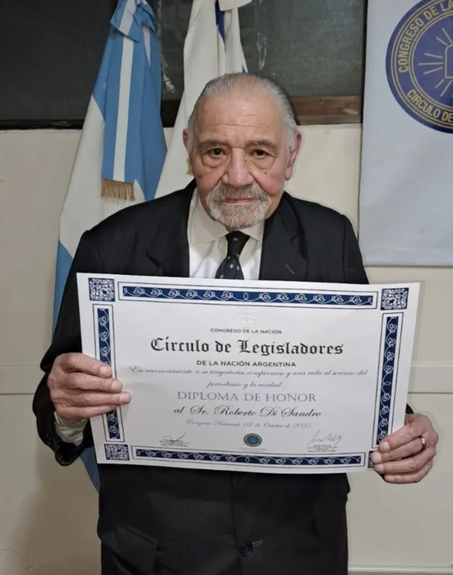  Roberto Di Sandro y su diploma.
